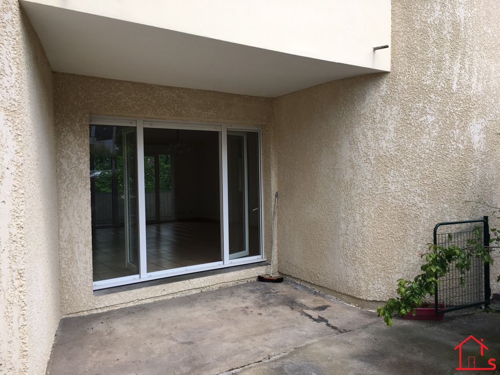 Appartement F4 avec terrasse, loggia et place de parking à NANCY