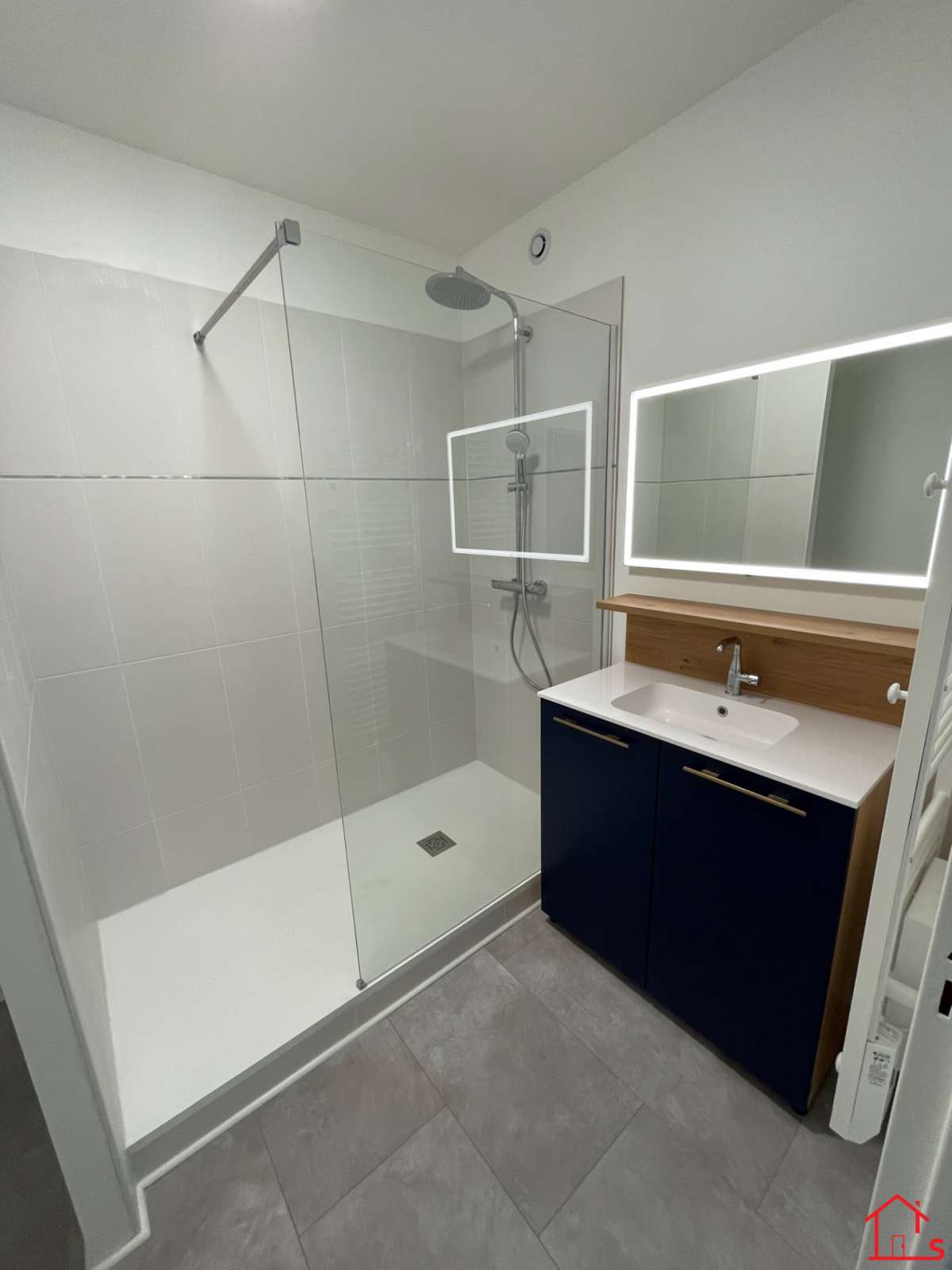 Appartement F2 rénové au 11ème étage *