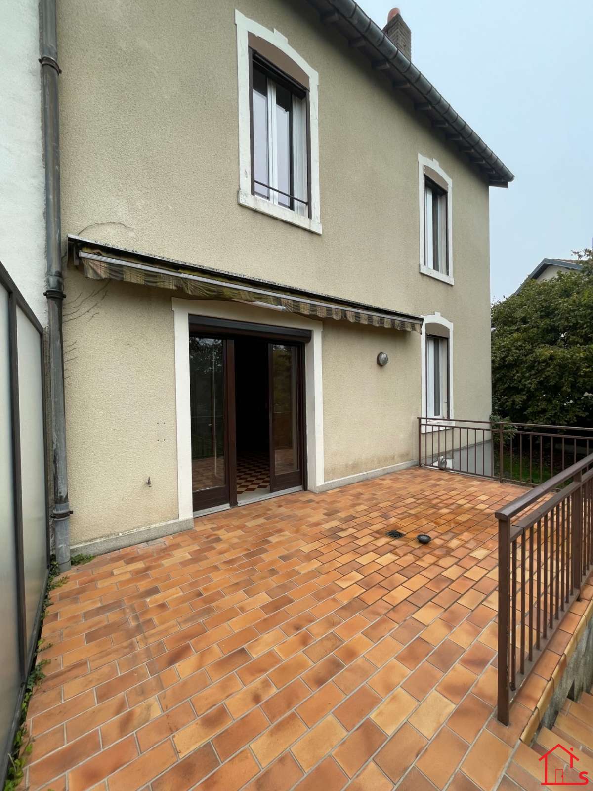 Maison bourgeoise mitoyenne d'un coté, 3 chambres, jardin