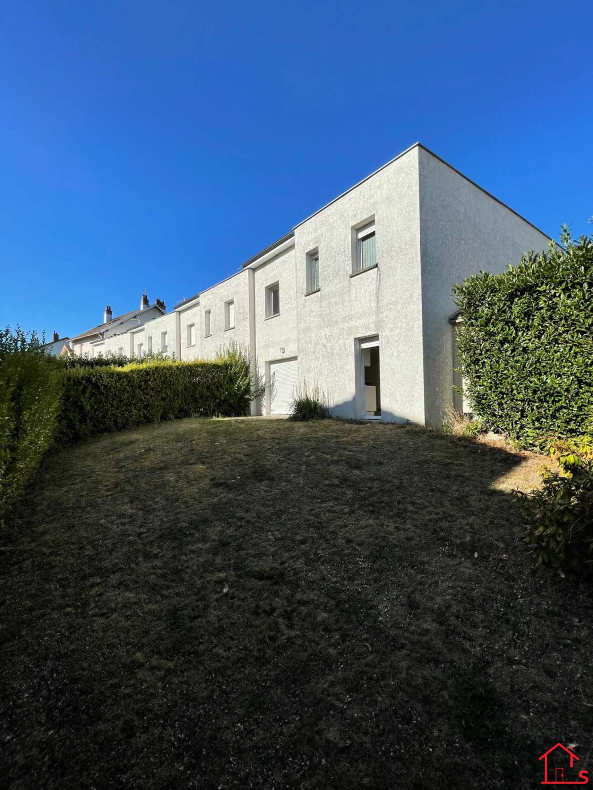 Maison récente de type F5 avec terrasse et jardin