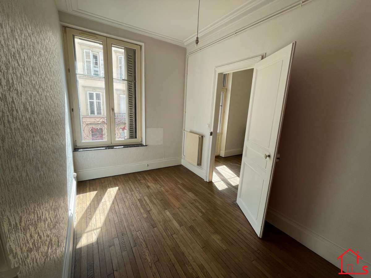 À 5 minutes du centre ville, F2 bis rue Mon Désert*