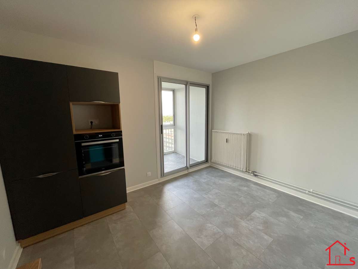 Appartement F2 rénové au 11ème étage *
