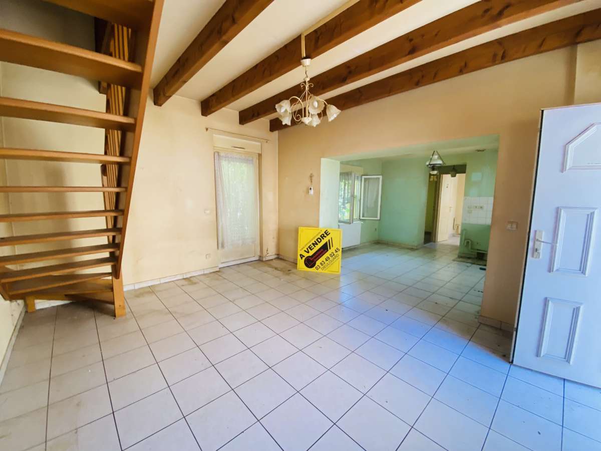 Duplex à rénover avec jardin et parkings