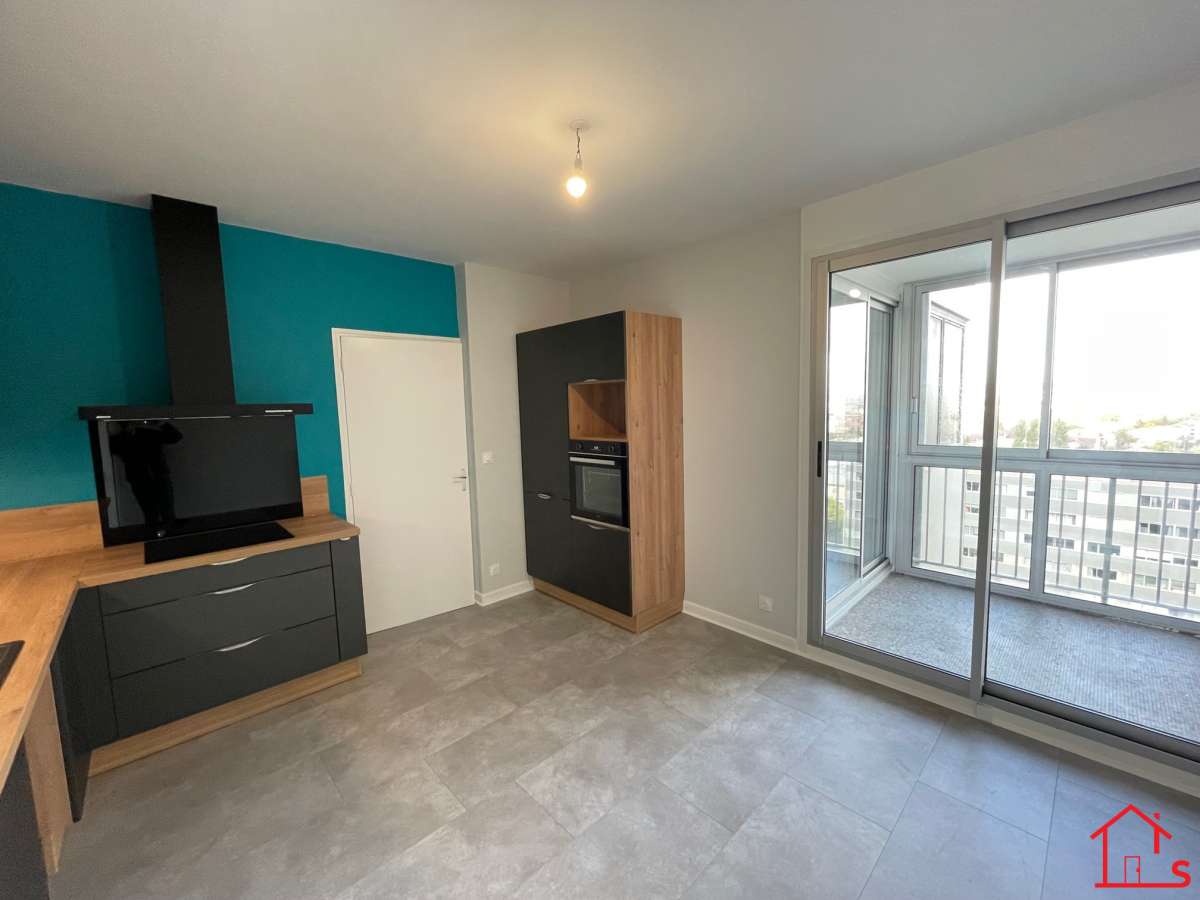 Appartement F2 rénové au 11ème étage *