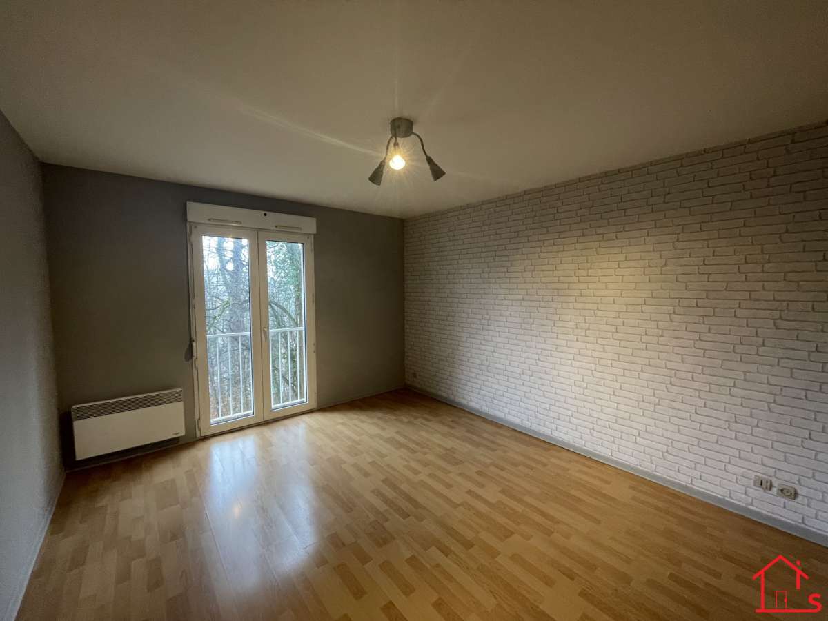 Appartement F4 avec terrasse, loggia et place de parking à NANCY