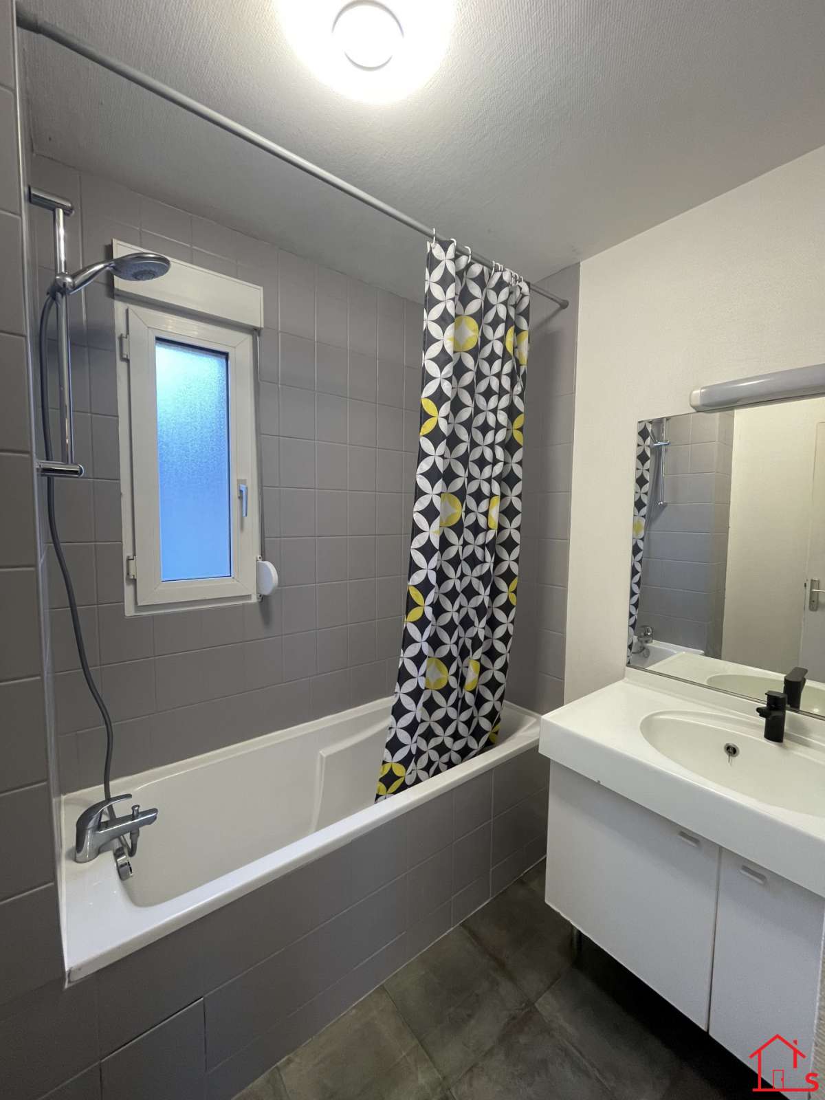 Appartement F4 avec terrasse, loggia et place de parking à NANCY