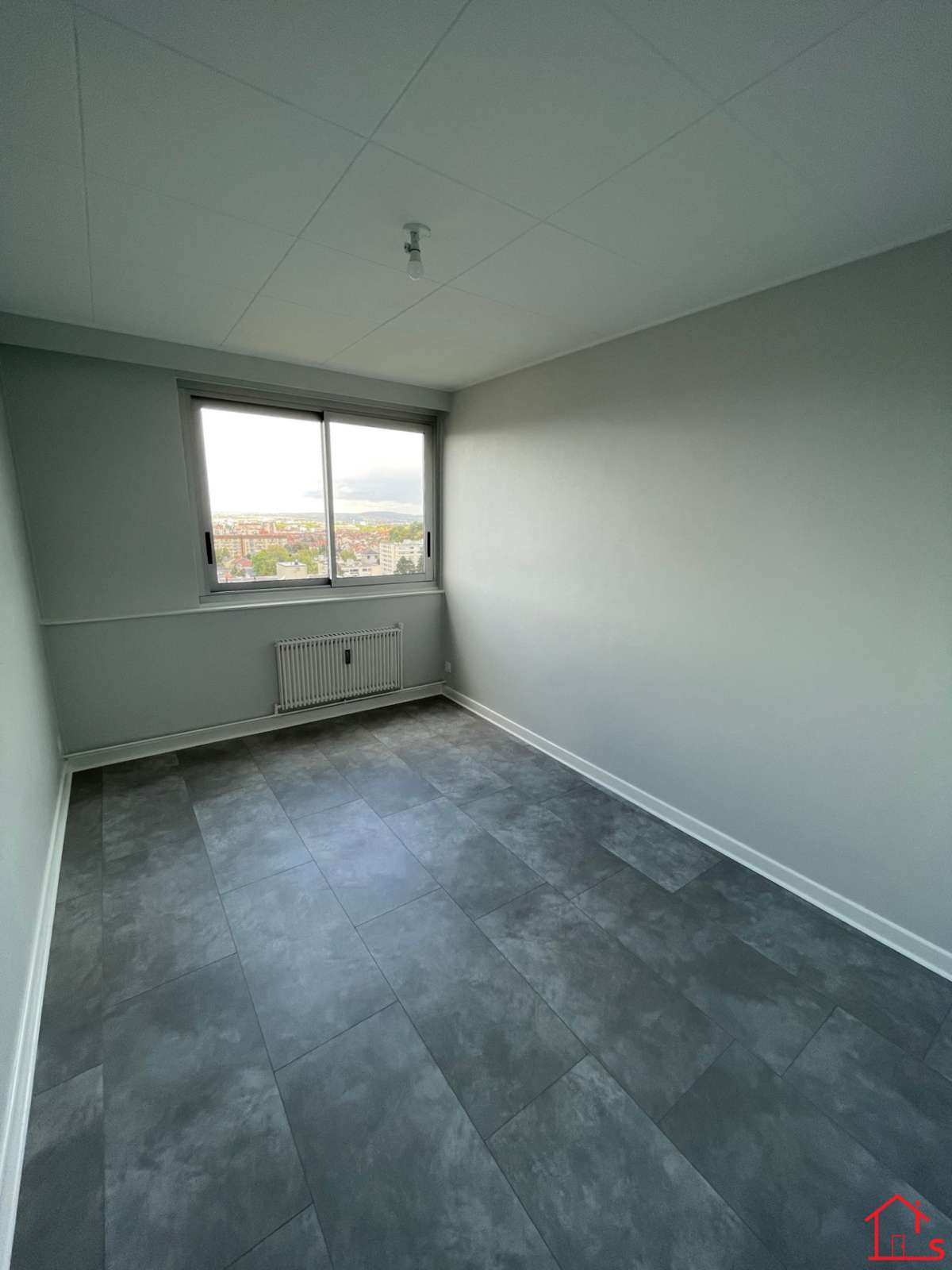 Appartement F2 rénové au 11ème étage *