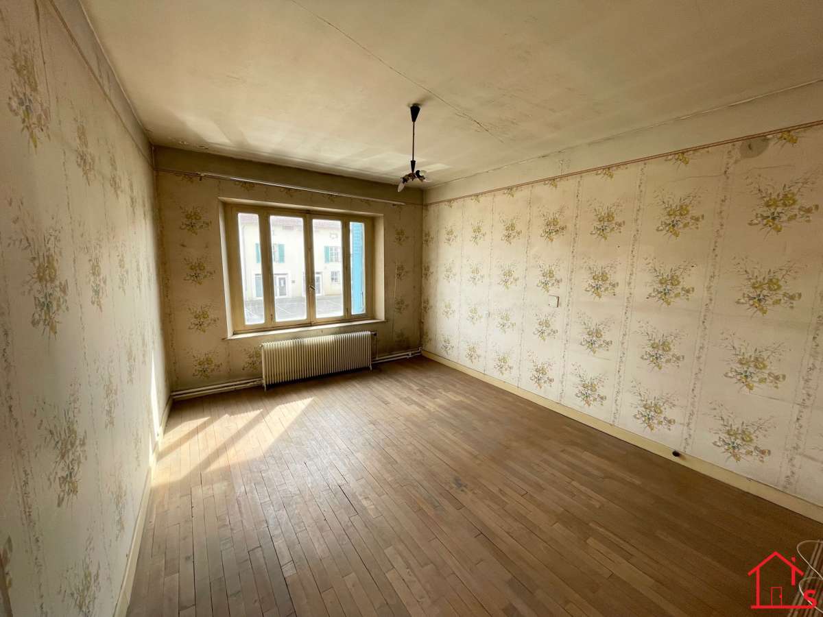 Maison a rénover avec grands volumes