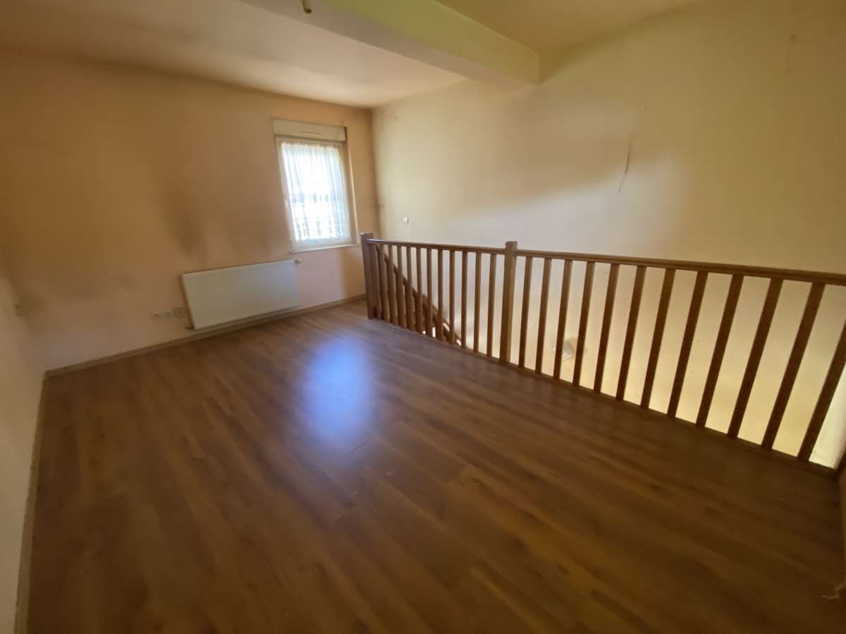 Duplex à rénover avec jardin et parkings