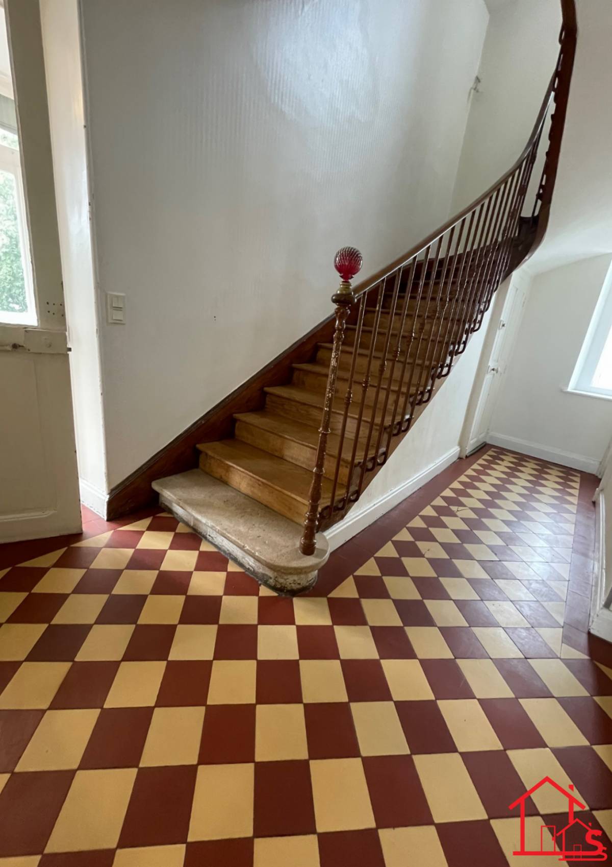 Maison bourgeoise mitoyenne d'un coté, 3 chambres, jardin