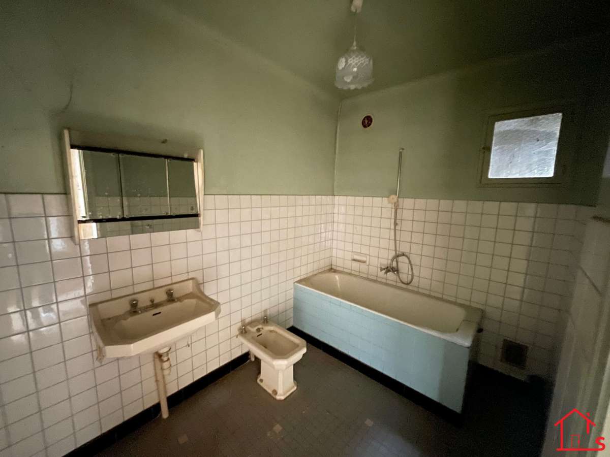 Maison a rénover avec grands volumes