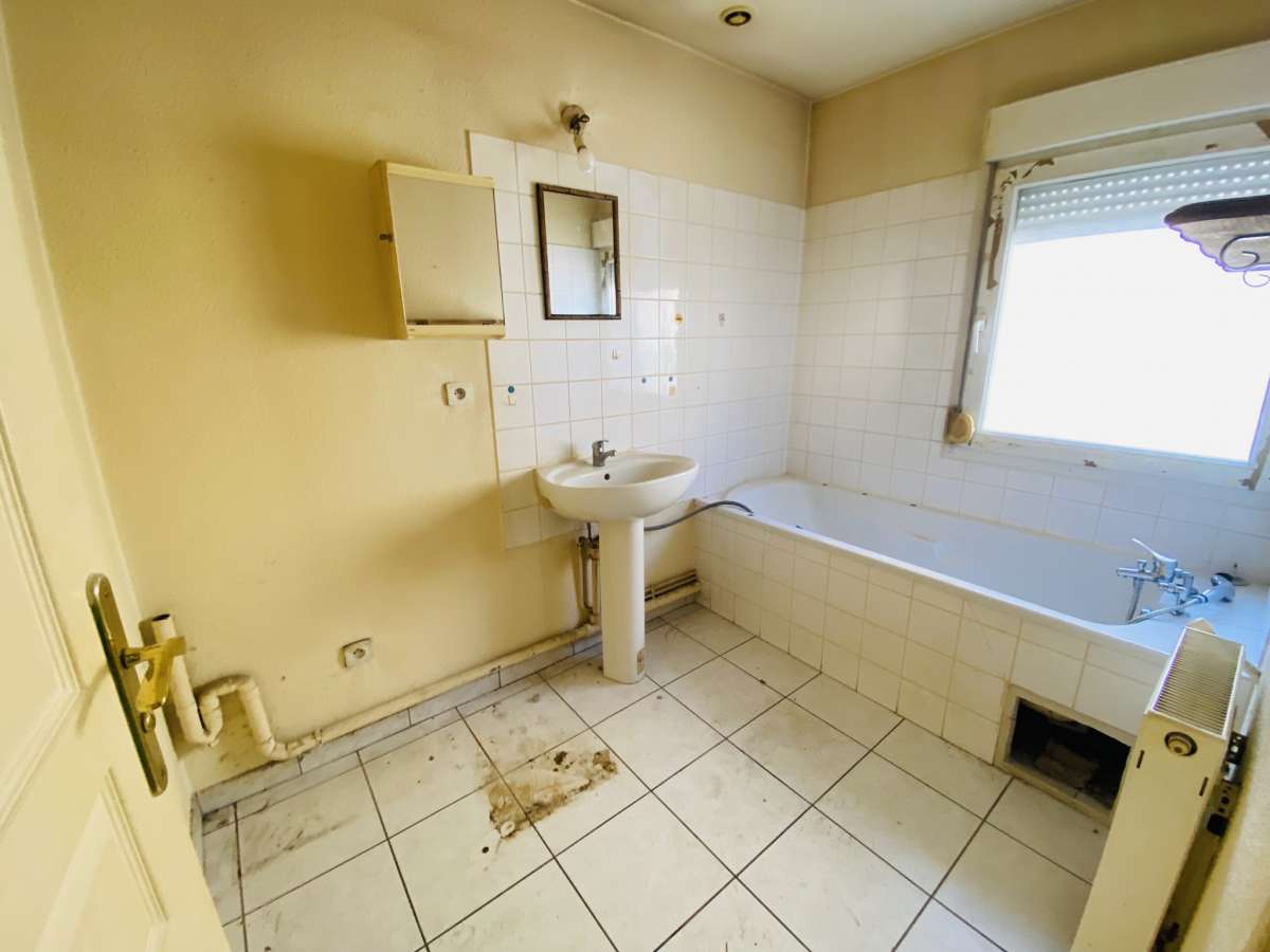Duplex à rénover avec jardin et parkings