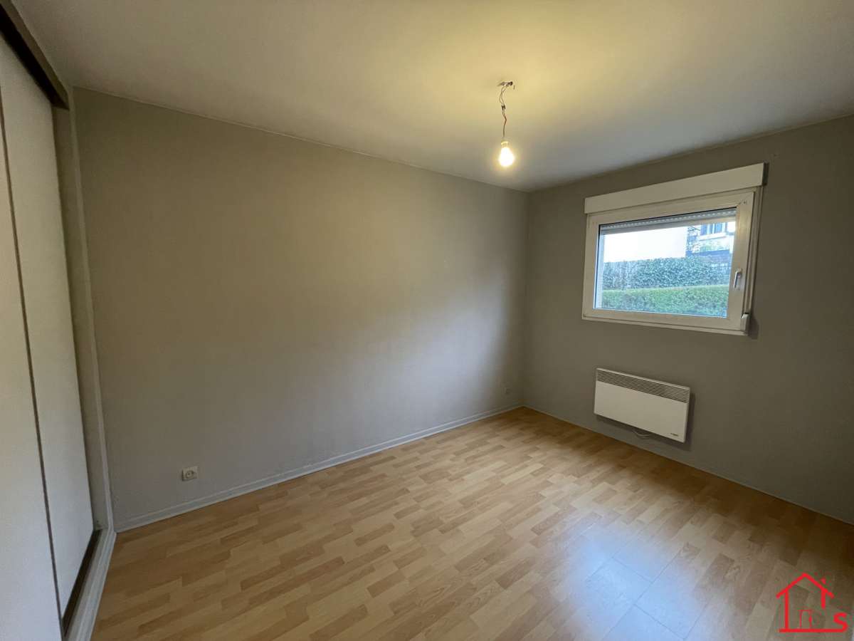 Appartement F4 avec terrasse, loggia et place de parking à NANCY