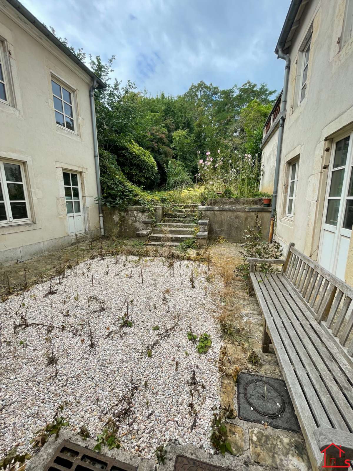 Cours Leopold en rez de chaussée Bureaux d'environ 200m2 avec jardin