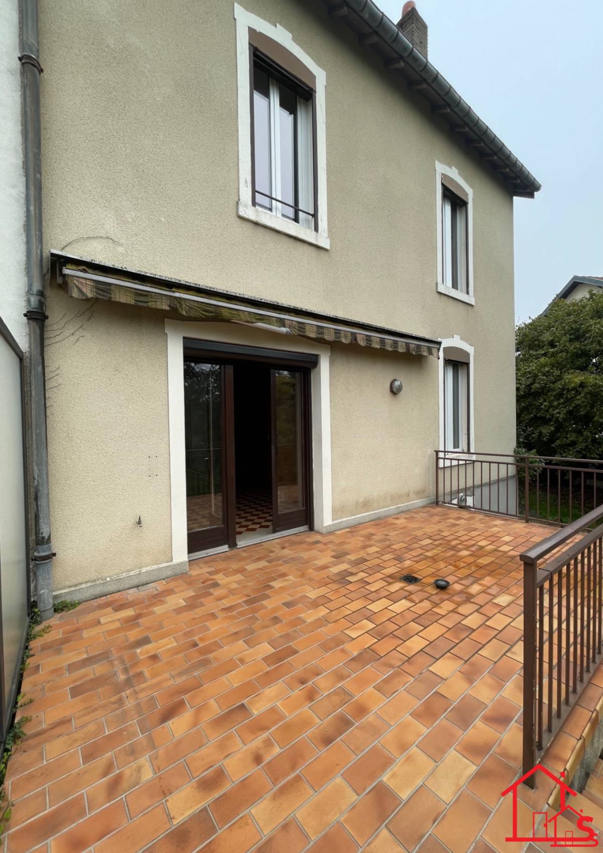 Maison bourgeoise mitoyenne d'un coté, 3 chambres, jardin