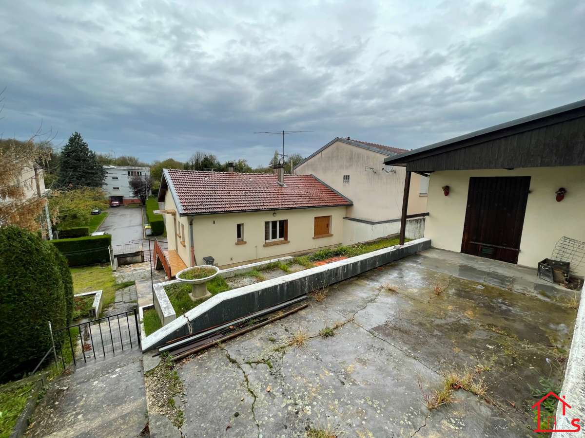 Maison sur sous-sol complet avec grand jardin