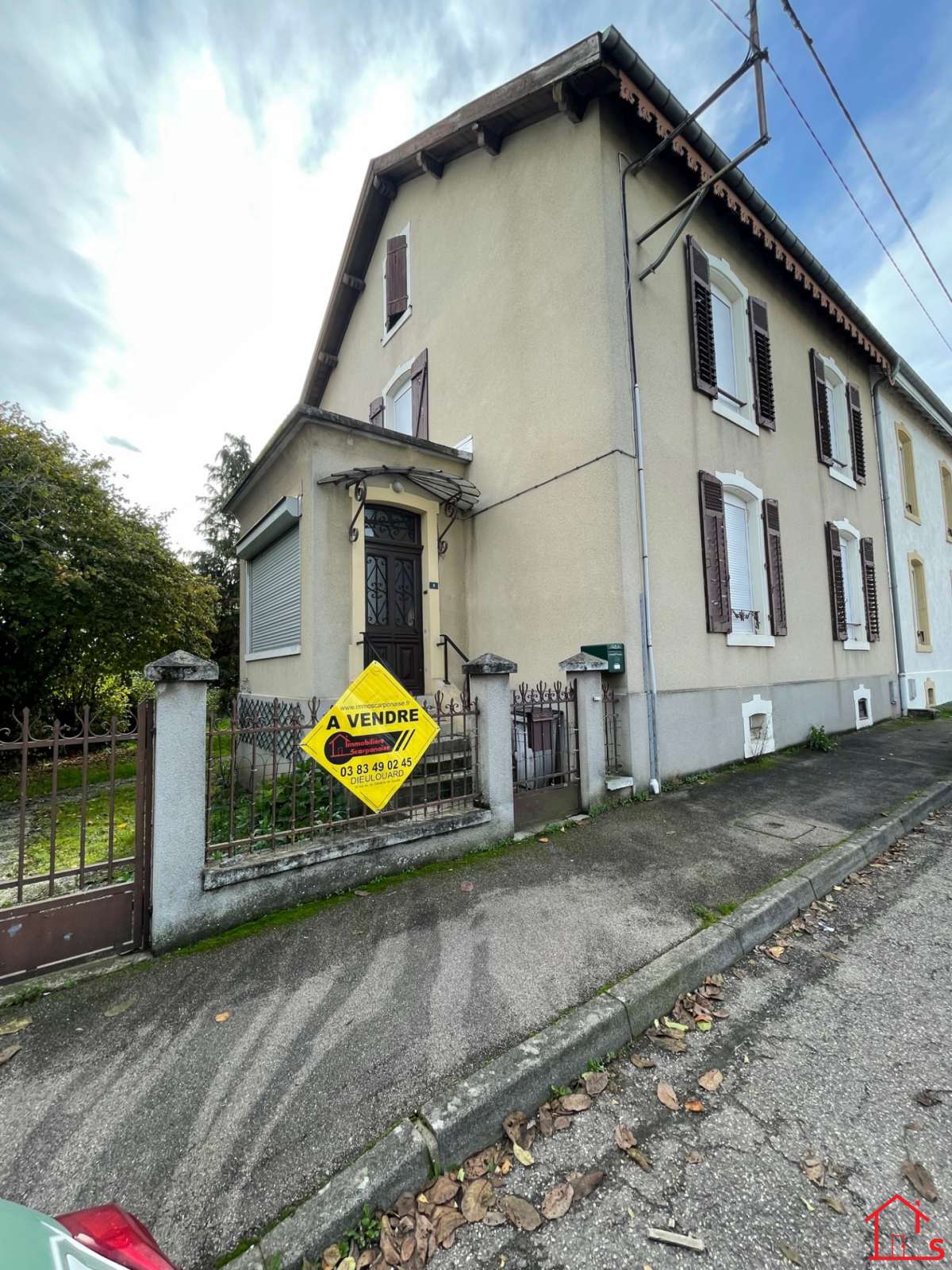 Maison bourgeoise mitoyenne d'un coté, 3 chambres, jardin