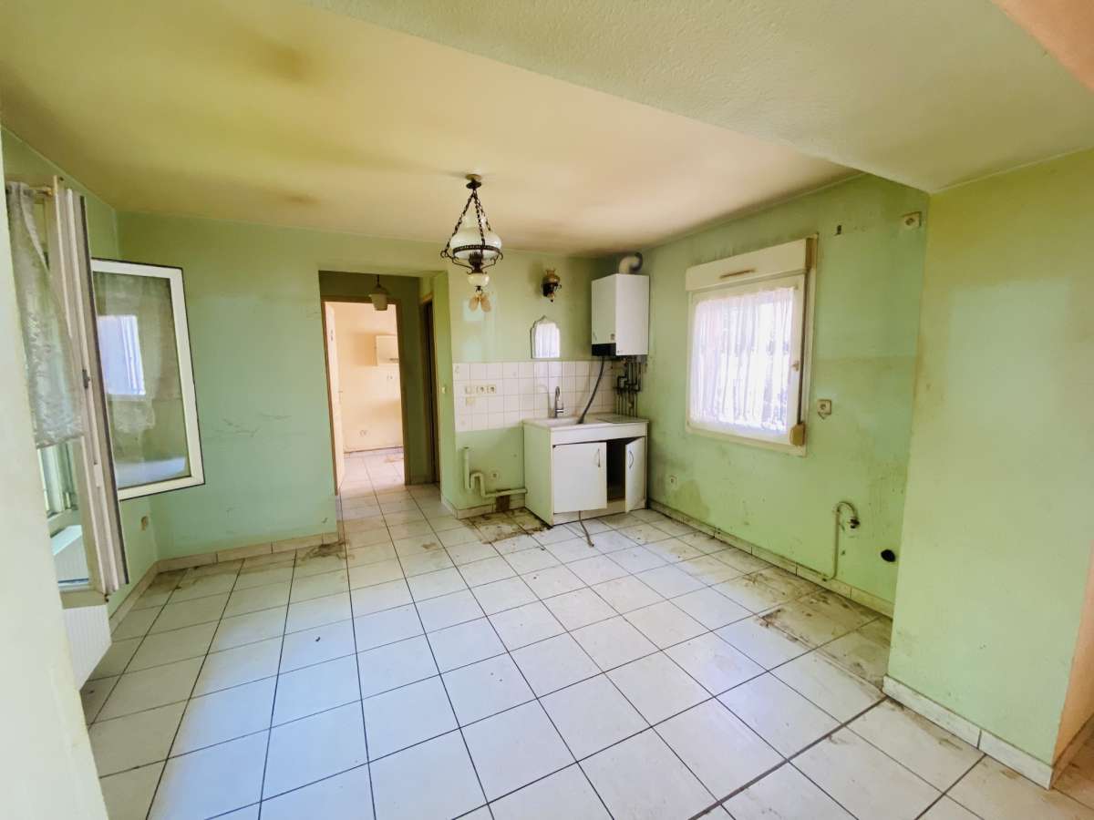 Duplex à rénover avec jardin et parkings