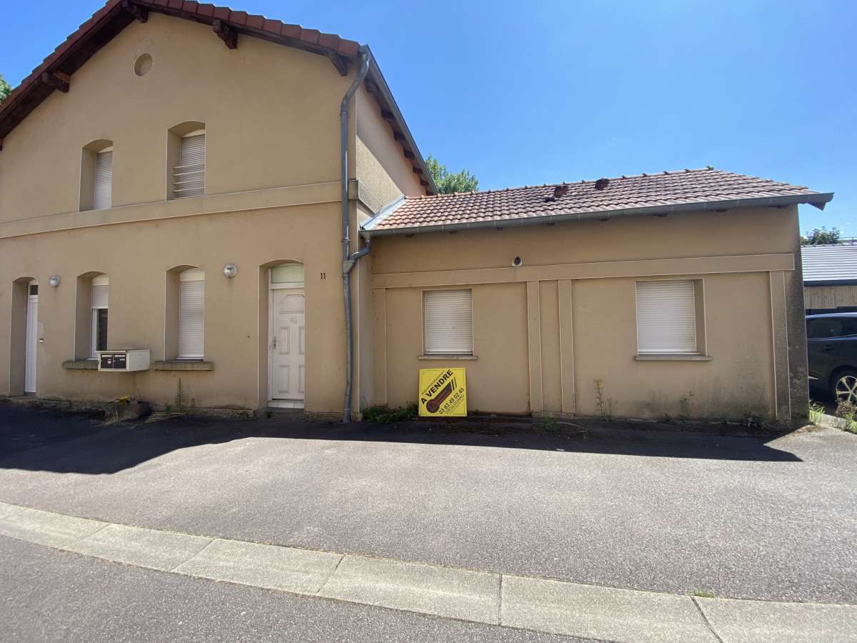 Duplex à rénover avec jardin et parkings