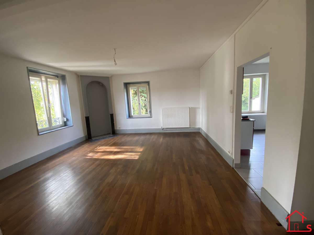 Ensemble de 3 logements dans petite copropriété.
