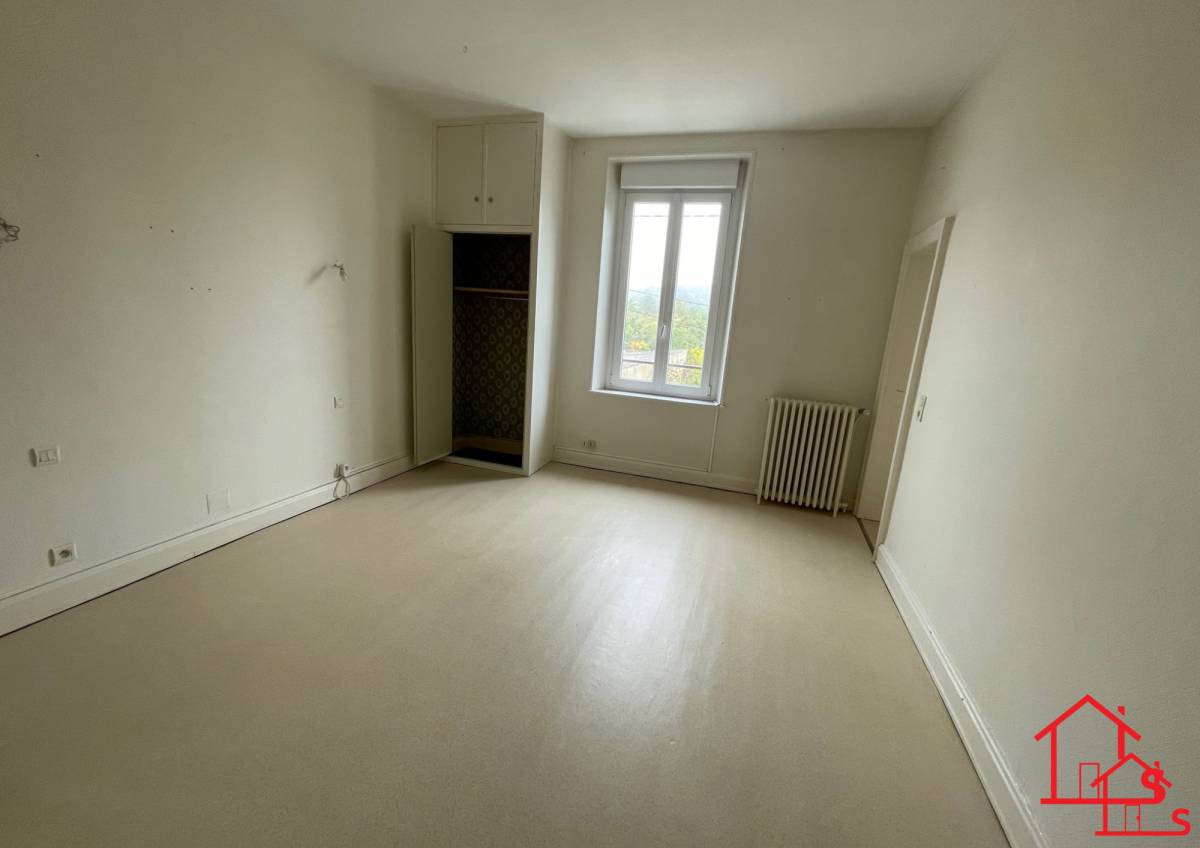 Maison bourgeoise mitoyenne d'un coté, 3 chambres, jardin