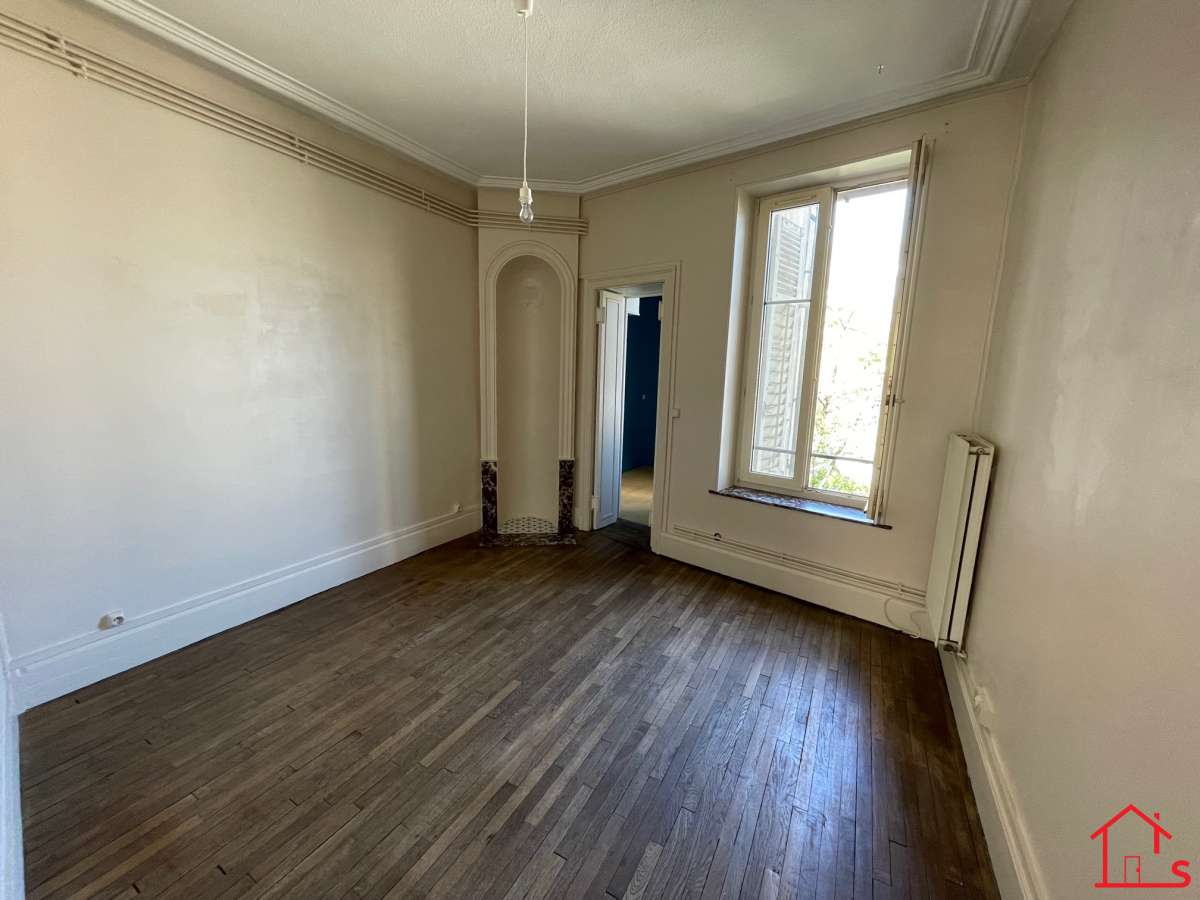 À 5 minutes du centre ville, F2 bis rue Mon Désert*