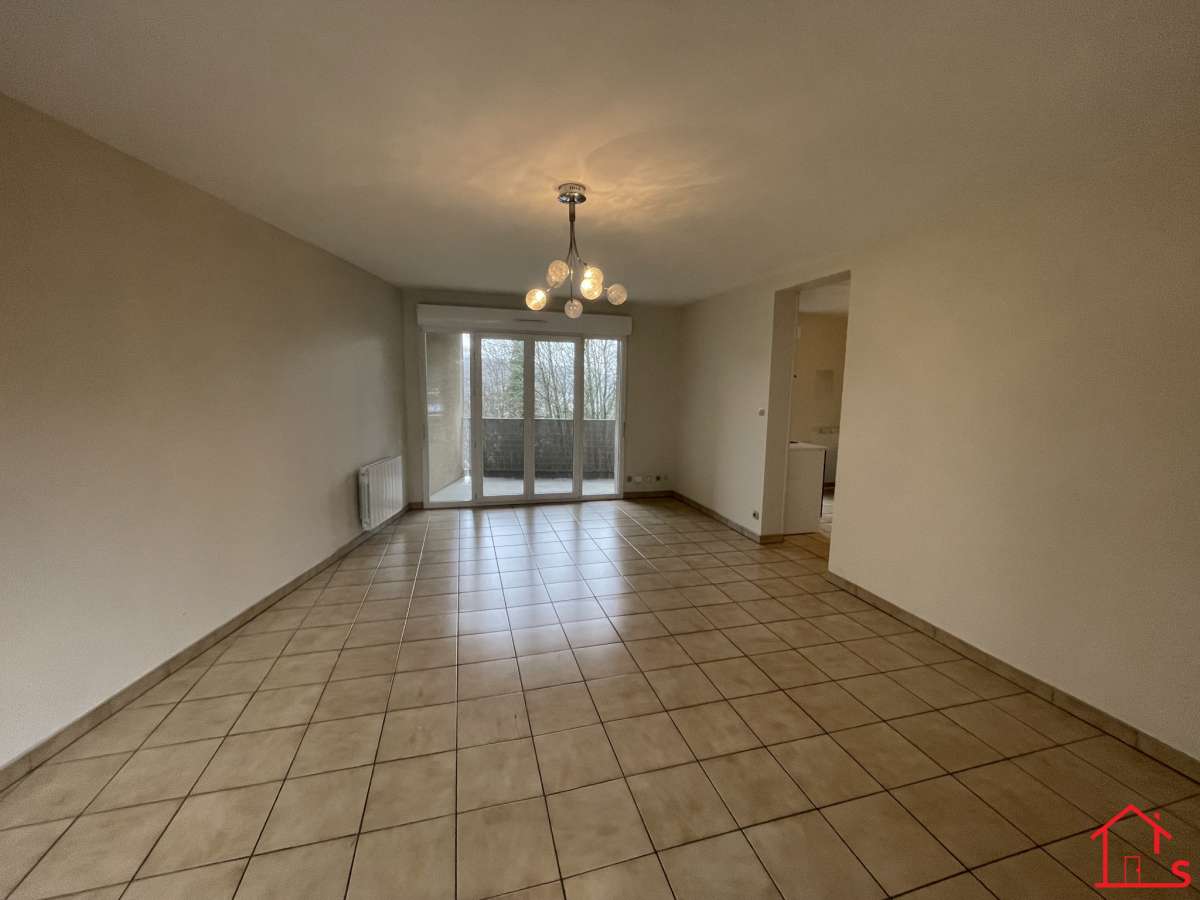 Appartement F4 avec terrasse, loggia et place de parking à NANCY