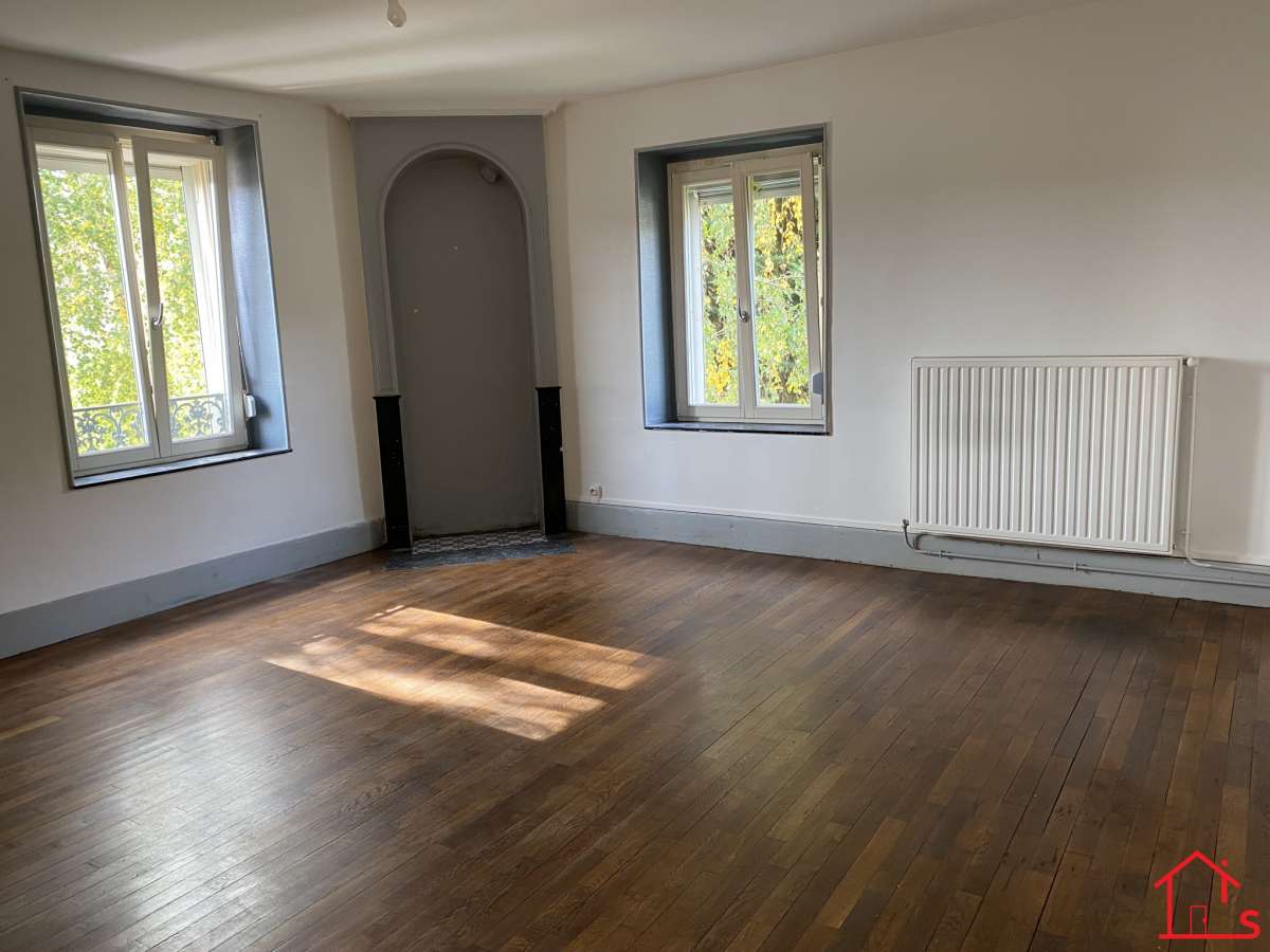 Ensemble de 3 logements dans petite copropriété.