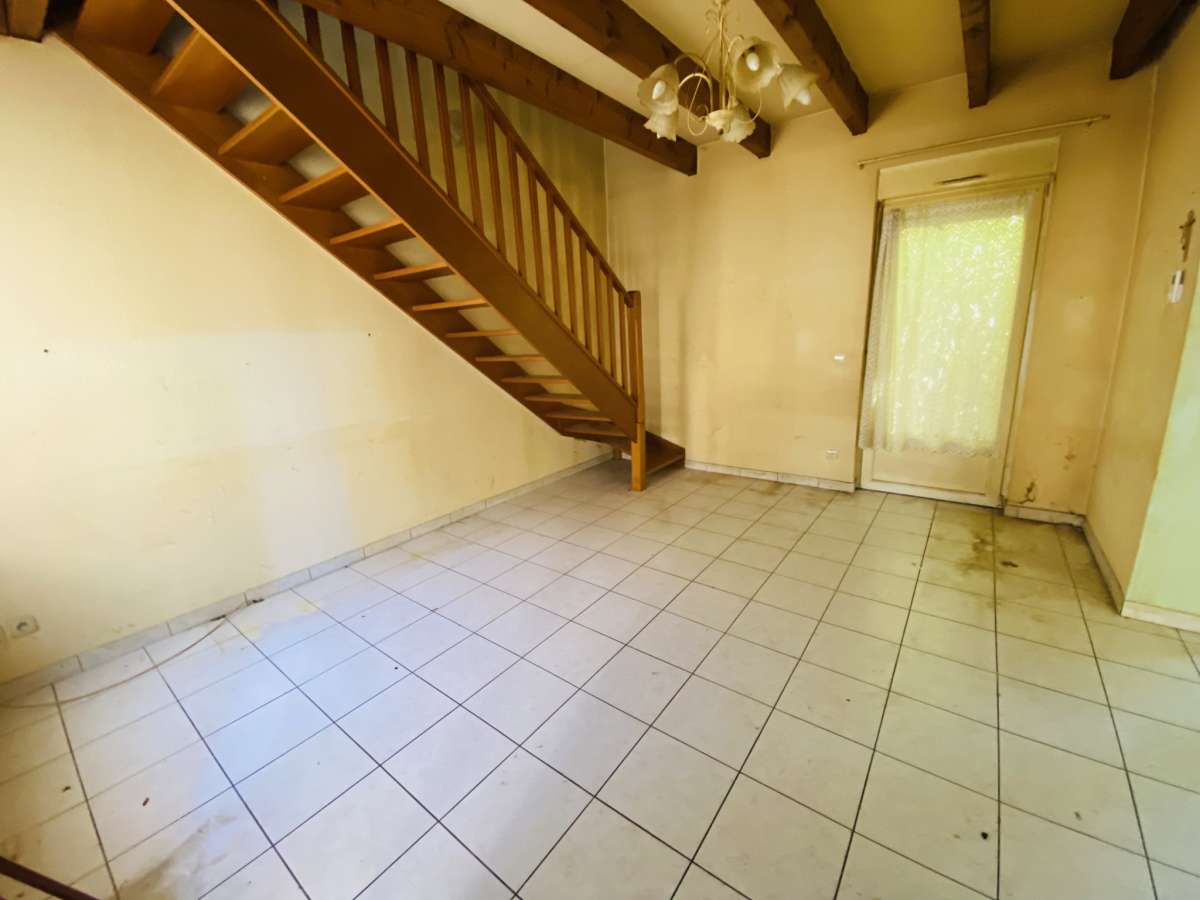 Duplex à rénover avec jardin et parkings
