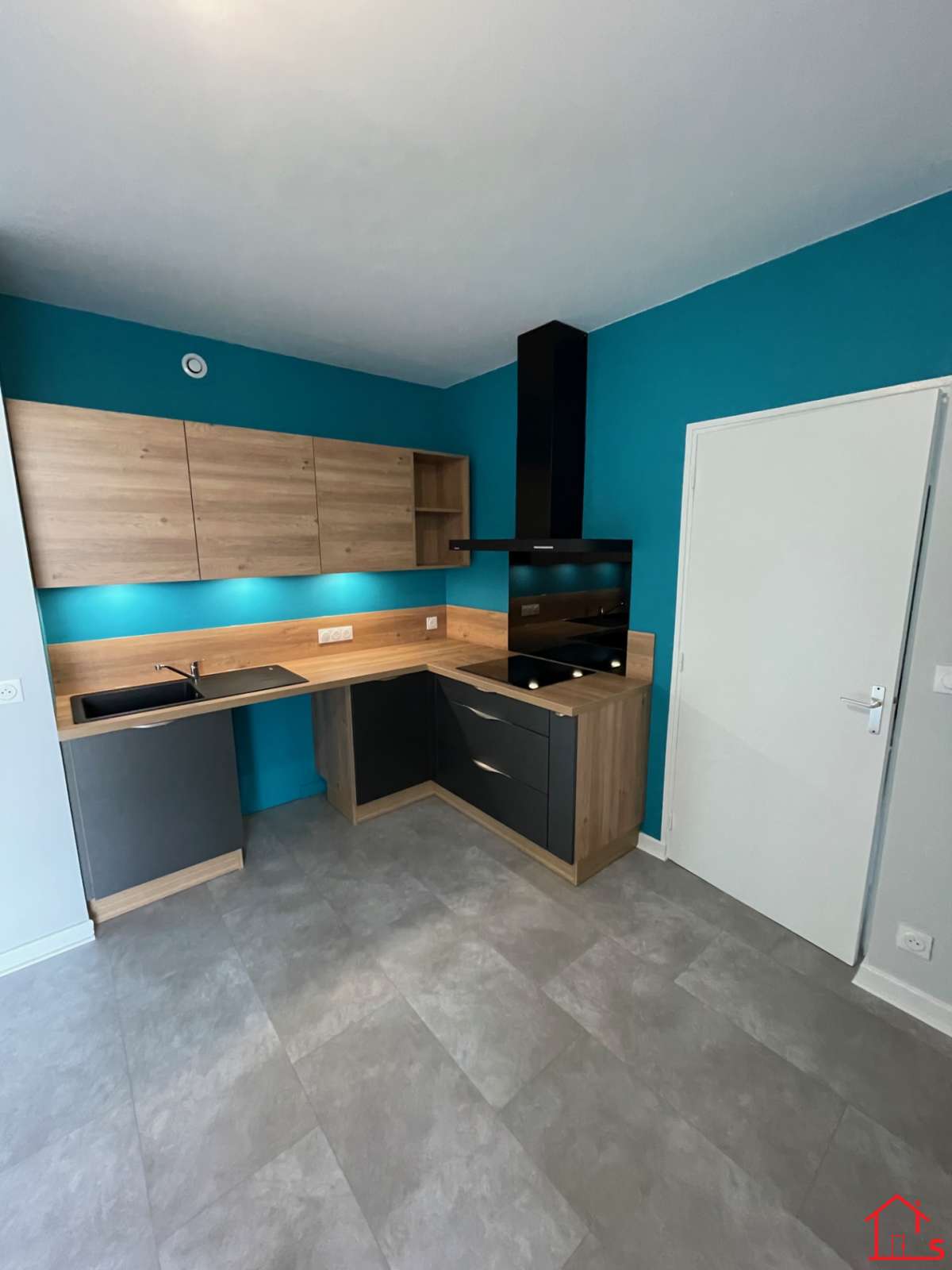 Appartement F2 rénové au 11ème étage *