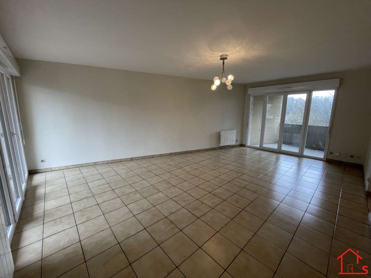 Appartement F4 avec terrasse, loggia et place de parking à NANCY