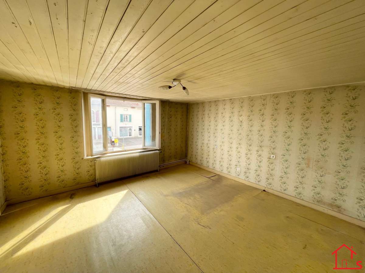 Maison a rénover avec grands volumes