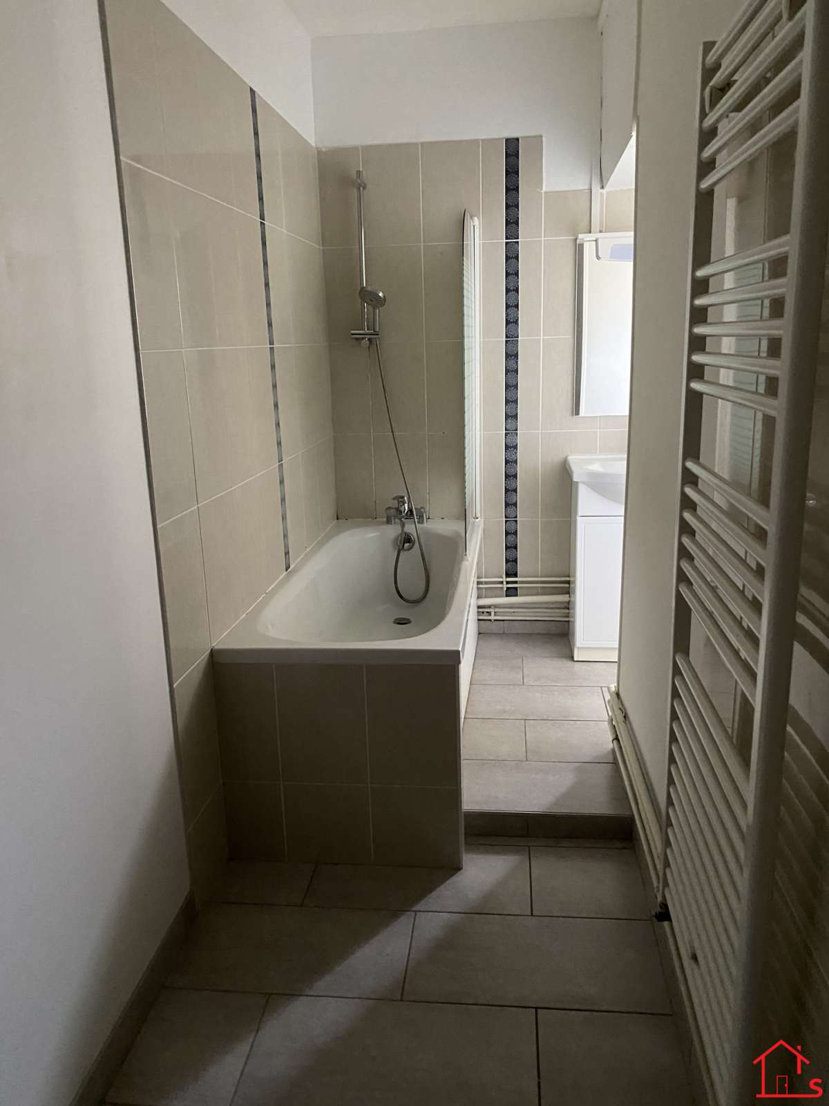 Ensemble de 3 logements dans petite copropriété.