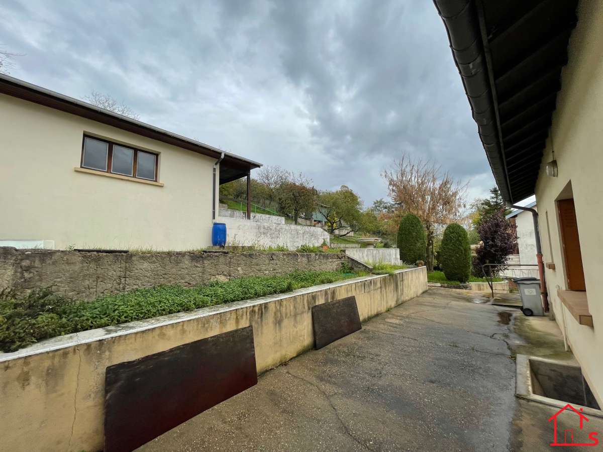 Maison sur sous-sol complet avec grand jardin