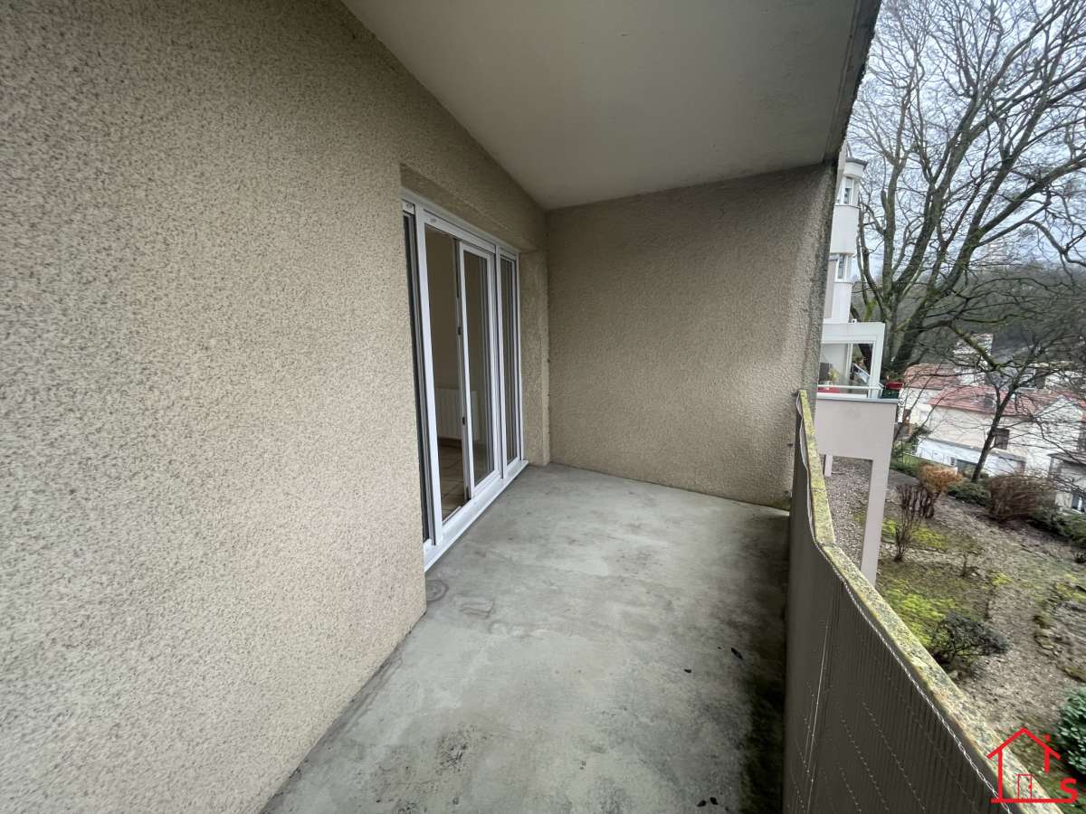 Appartement F4 avec terrasse, loggia et place de parking à NANCY