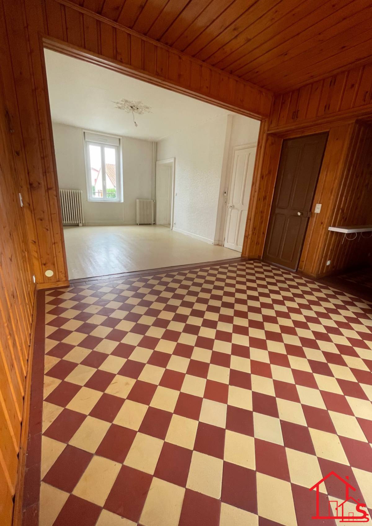 Maison bourgeoise mitoyenne d'un coté, 3 chambres, jardin