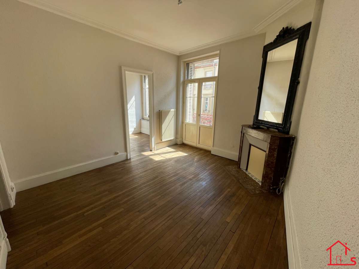 À 5 minutes du centre ville, F2 bis rue Mon Désert*