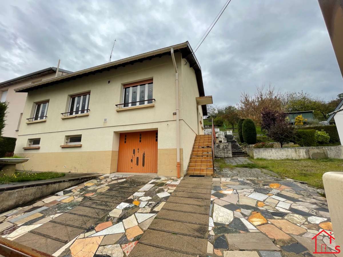Maison sur sous-sol complet avec grand jardin