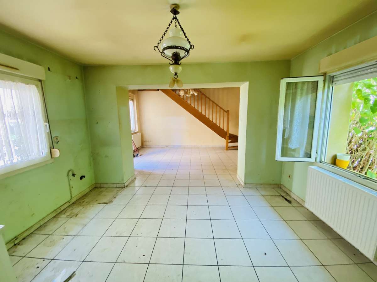 Duplex à rénover avec jardin et parkings