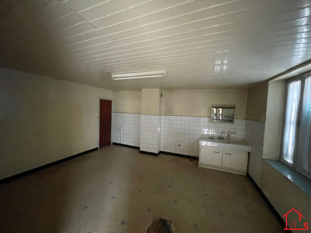 Maison a rénover avec grands volumes