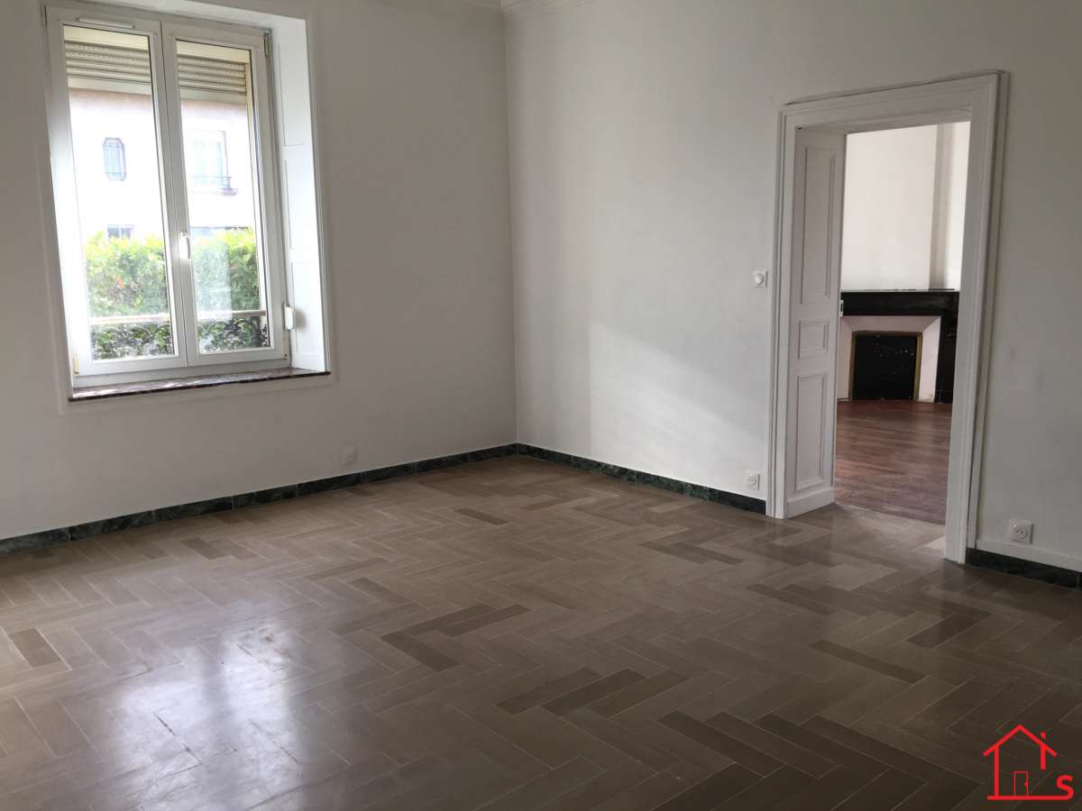 Ensemble de 3 logements dans petite copropriété.