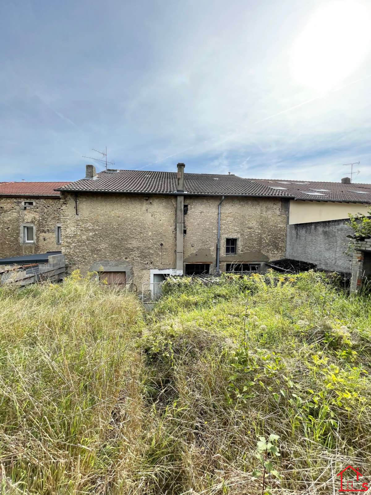 Maison a rénover avec grands volumes