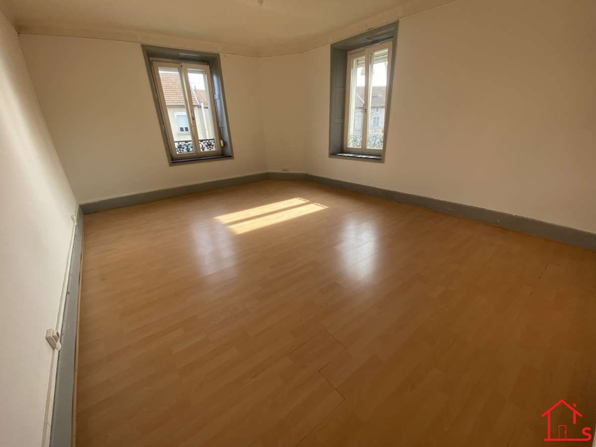 Ensemble de 3 logements dans petite copropriété.