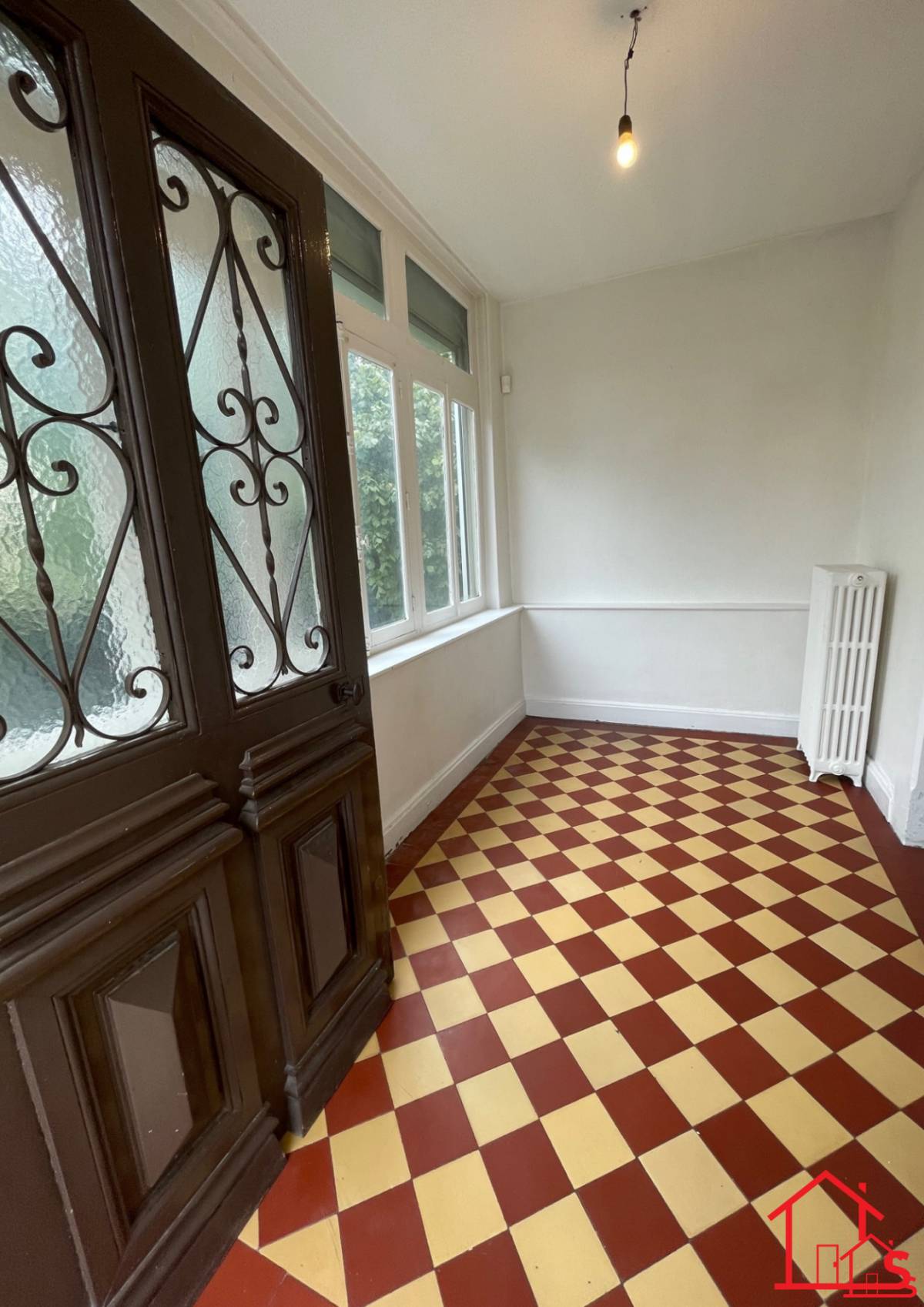 Maison bourgeoise mitoyenne d'un coté, 3 chambres, jardin